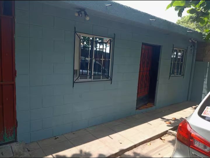 Exterior y Estacionamiento