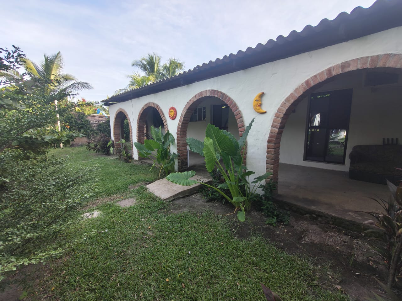 Fachada y Corredor Colonial del Rancho