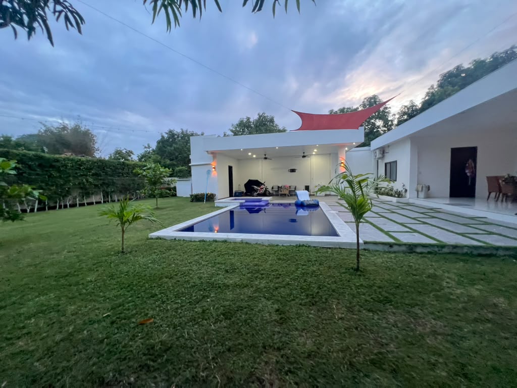 Vista Diurna de la Casa de Campo y Jardines