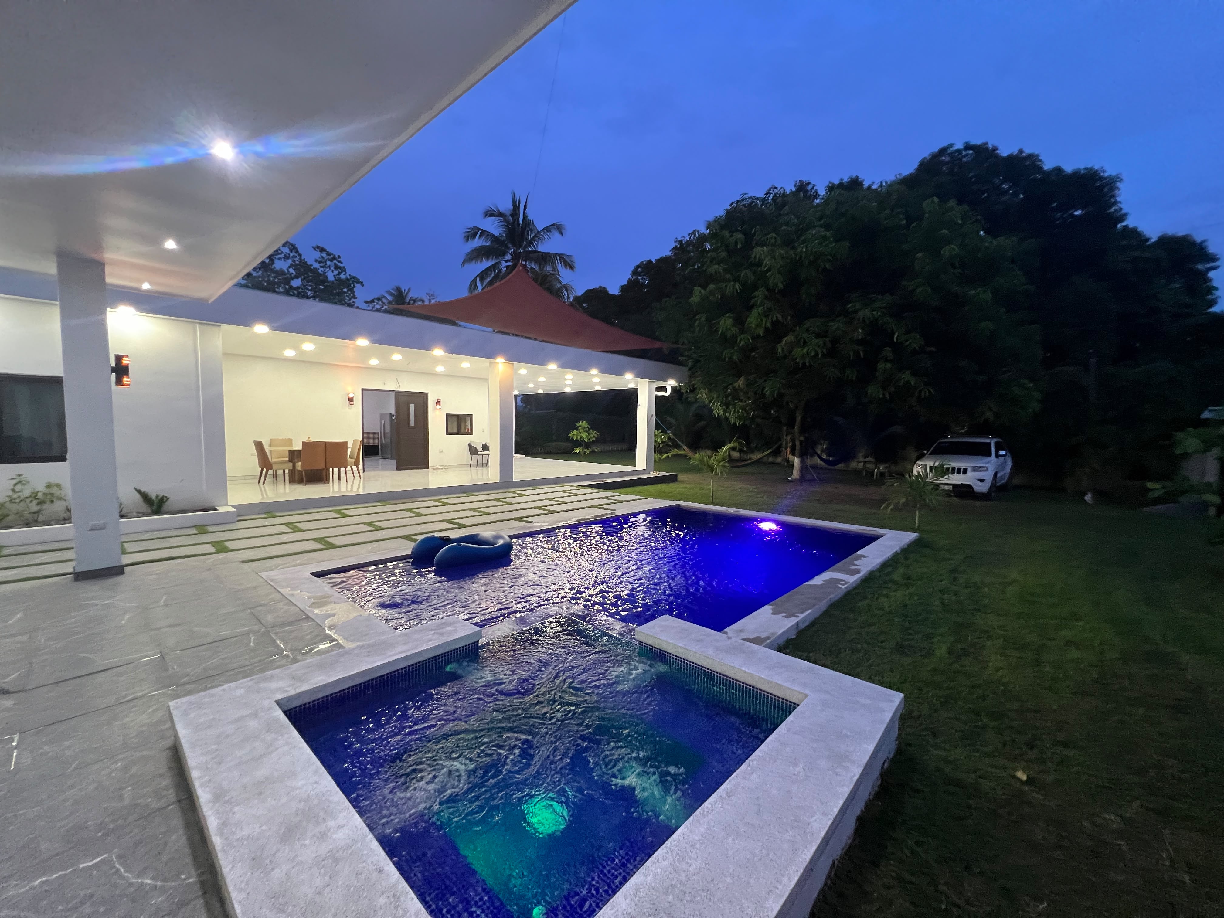 Jacuzzi con Hidromasaje y Luces Nocturnas