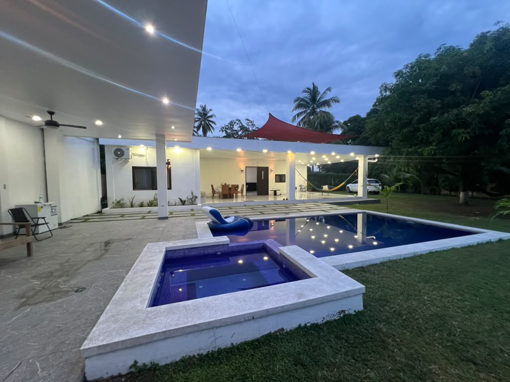 Área de Piscina, Pérgola y Corredores