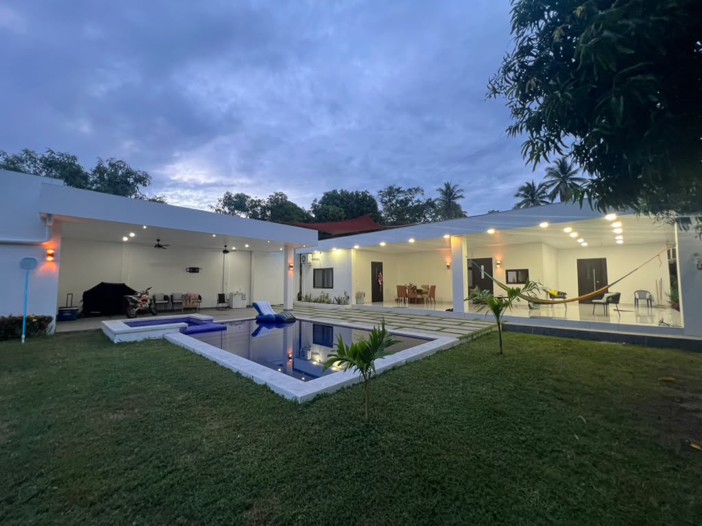 Vista Panorámica de Instalaciones y Piscina