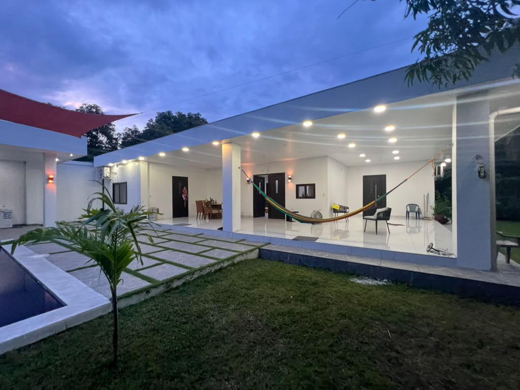 Corredores Techados con Iluminación LED