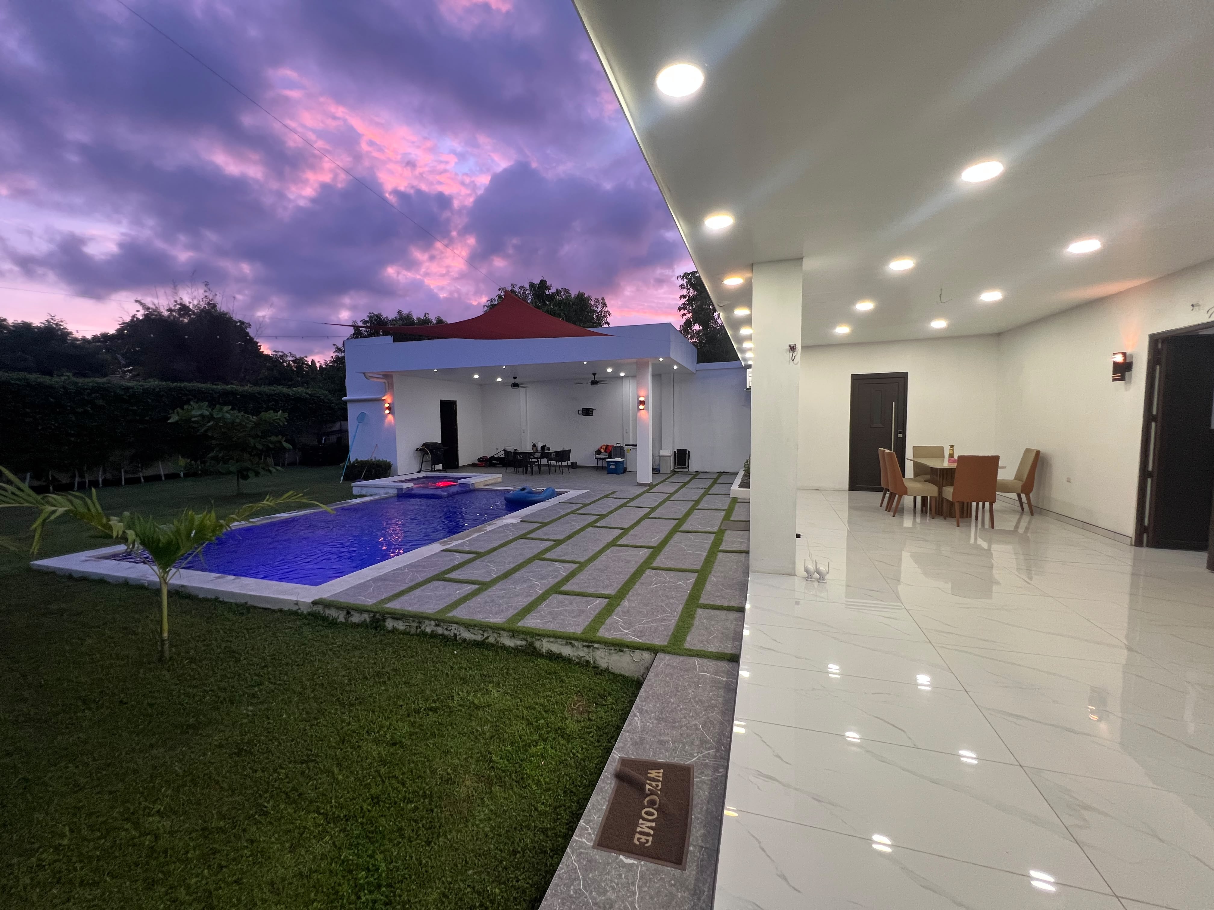 Piscina Iluminada y Jacuzzi al Atardecer